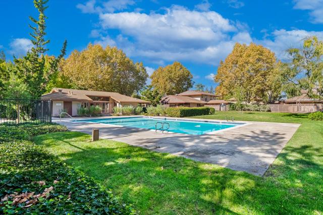 220 Red Oak Drive, Sunnyvale CA: https://media.crmls.org/mediaz/5b77af19-ec75-4e18-ae01-94913f450389.jpg