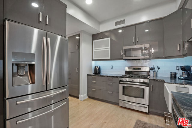 16123 W Sunset Boulevard, Pacific Palisades CA: https://media.crmls.org/mediaz/5b782929-8e56-4b0f-be8c-045129b60f29.jpg