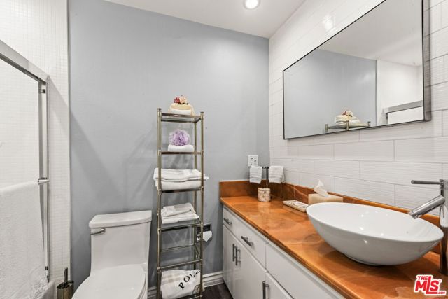 1201 Larrabee Street, West Hollywood CA: https://media.crmls.org/mediaz/5b792d0e-9fba-4fd3-9973-67f455246167.jpg
