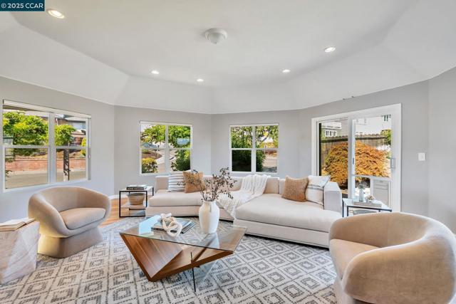 300 Saint Augustine Ct, Benicia CA: https://media.crmls.org/mediaz/5b79a9e7-bc12-4453-a6e3-812fa978a414.jpg