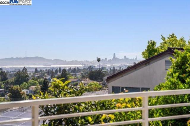 4120 Rhoda Ave, Oakland CA: https://media.crmls.org/mediaz/5b7a45c4-ceb8-4aff-aaff-965aabe39fff.jpg