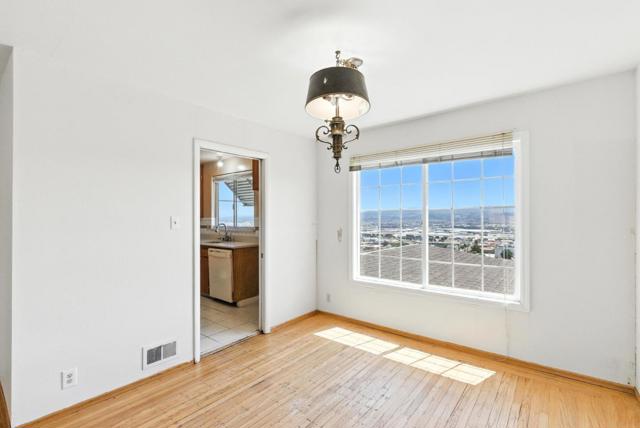 541 Diamond Avenue, South San Francisco CA: https://media.crmls.org/mediaz/5b7a51de-b1a0-436a-8c5a-046dc9540601.jpg
