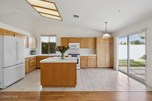 7744 Hayward Street, Ventura CA: https://media.crmls.org/mediaz/5b7a5c6d-4a8a-49ce-80c8-dccc0b57aecc.jpg