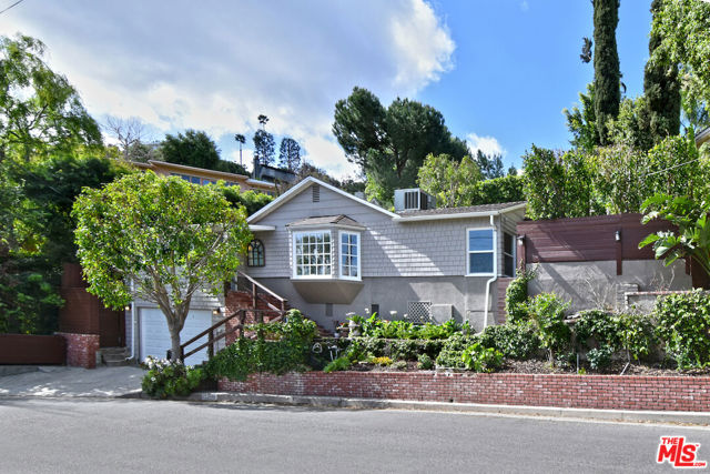 15200 Del Gado Drive, Sherman Oaks CA: https://media.crmls.org/mediaz/5b7b6215-f6ed-4544-9e48-7d977b79102a.jpg