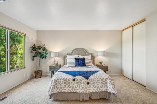 1030 Melrose Ave, Alameda CA: https://media.crmls.org/mediaz/5b7b6e8b-6291-4b63-a8b1-2c4cab5fd946.jpg
