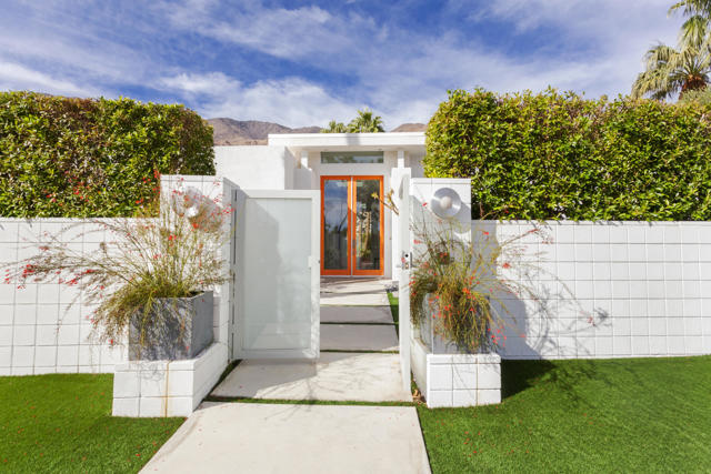 1147 Los Robles Drive, Palm Springs CA: https://media.crmls.org/mediaz/5b7ba109-8266-42cb-a9d7-2acf495015a2.jpg