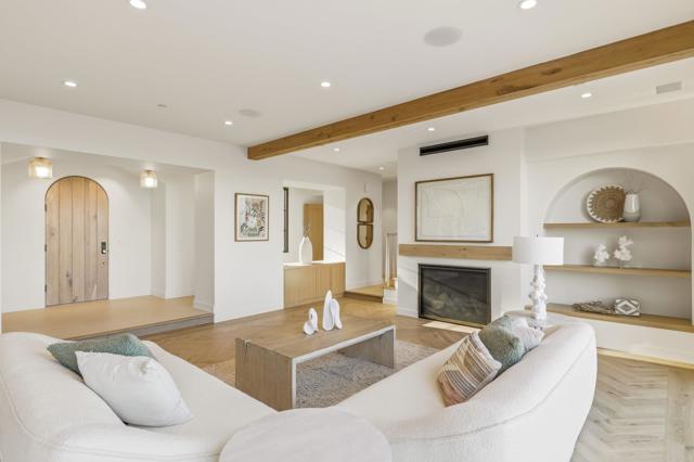 Detail Gallery Image 8 of 72 For 8341 La Jolla Scenic Dr, La Jolla,  CA 92037 - 5 Beds | 5/1 Baths