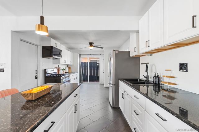 434 Del Mar Ct, Chula Vista CA: https://media.crmls.org/mediaz/5b7caa02-d1c1-413b-beff-de6447685531.jpg