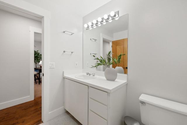 21 Valley Oak Street, Portola Valley CA: https://media.crmls.org/mediaz/5b7ceca9-e4c9-414d-b68b-7f56959f0035.jpg