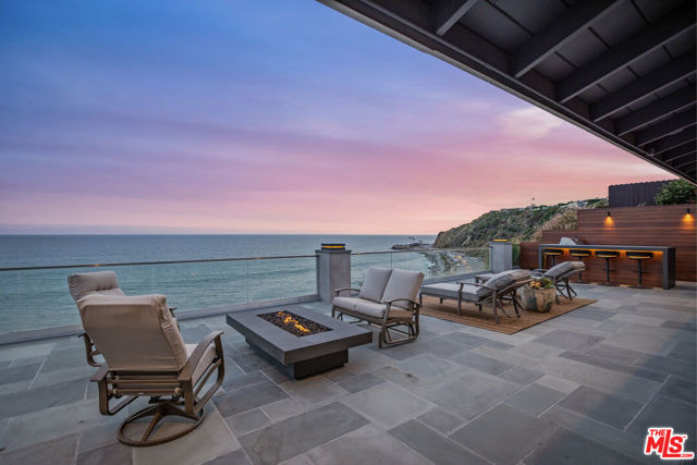 18074 Coastline Drive, Malibu CA: https://media.crmls.org/mediaz/5b7d53ef-01fc-4e96-967f-8237256992fe.jpg