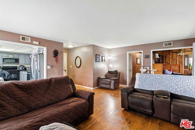 350 N Shadyglen Drive, Covina CA: https://media.crmls.org/mediaz/5b7dbbfb-ae5f-407b-9da1-ec98de1a3856.jpg
