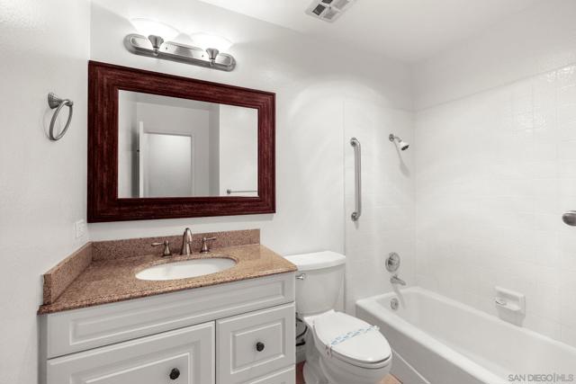 10506 Moon View Way, Escondido CA: https://media.crmls.org/mediaz/5b7e0375-7e1f-4ef3-a5e2-7ae115924bc2.jpg