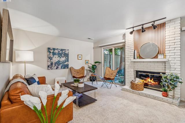 1030 Melrose Ave, Alameda CA: https://media.crmls.org/mediaz/5b7e5937-ba70-4620-9ee8-cd788b95279d.jpg
