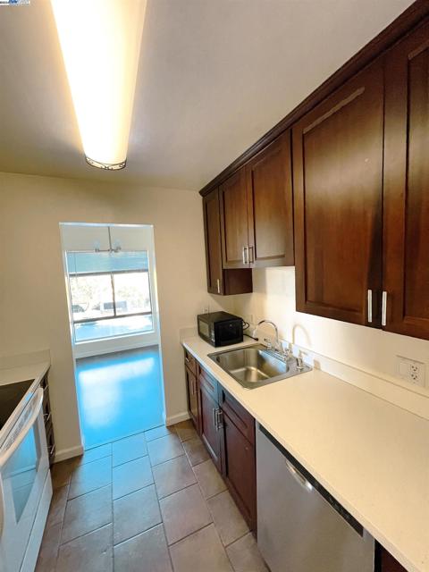 Image 4 of 16 For 470 Civic Dr  207