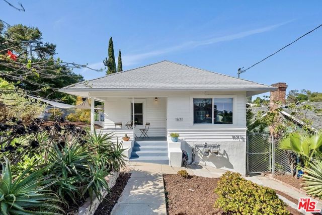 1631 Champlain Terrace, Los Angeles CA: https://media.crmls.org/mediaz/5b7f61c2-8f94-4d3b-aab1-51962165cdc2.jpg