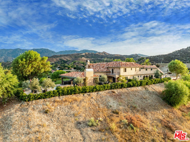 27023 Rolling Hills Avenue, Canyon Country CA: https://media.crmls.org/mediaz/5b8034b7-967a-4771-8807-88355887ec4d.jpg