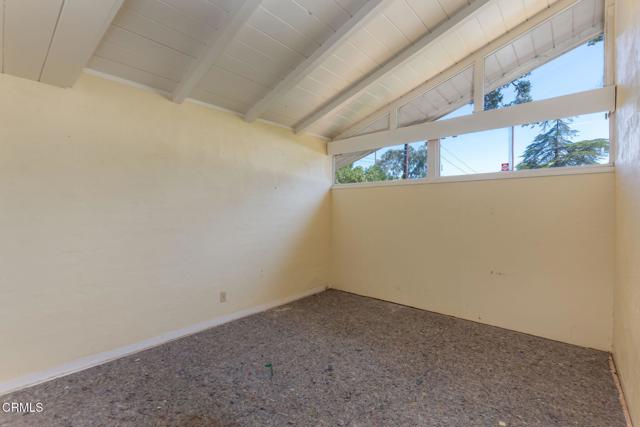 1330 Fern Oaks Drive, Santa Paula CA: https://media.crmls.org/mediaz/5b8090e5-89a1-4baa-8497-8404db77d11d.jpg