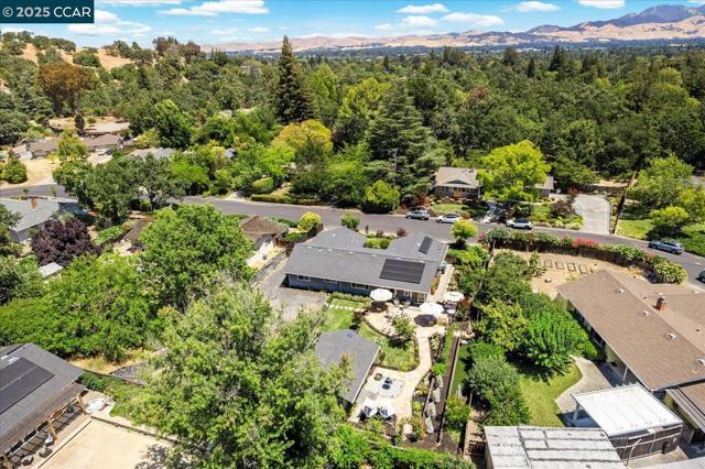 3121 Del Oceano Dr, Lafayette CA: https://media.crmls.org/mediaz/5b80bd1c-2295-4dbc-9d4d-b1795fb4cd85.jpg