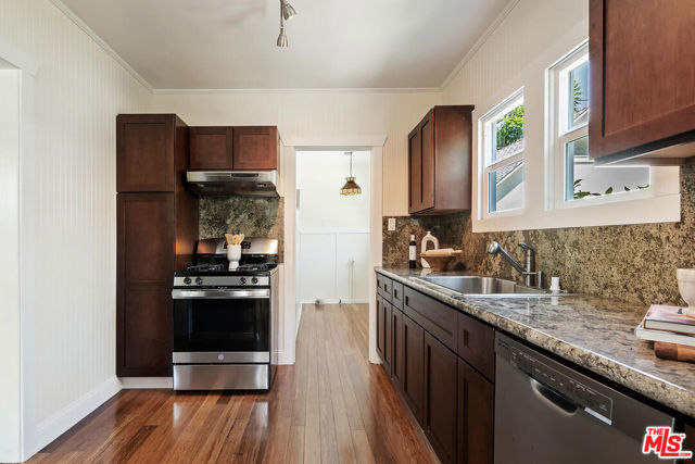 913 N Clybourn Avenue, Burbank CA: https://media.crmls.org/mediaz/5b80d2db-017c-4dcf-ad03-61f2c8413e0f.jpg