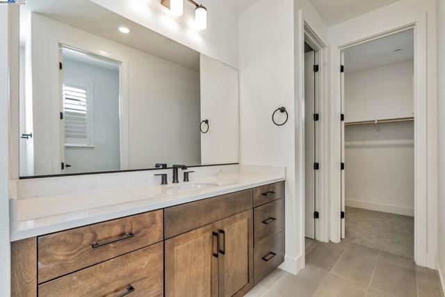 665 River Bend Dr, Lathrop CA: https://media.crmls.org/mediaz/5b813585-51a0-4a26-a5a6-caedc3943f28.jpg