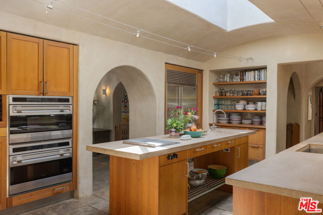 350 N Cliffwood Avenue, Los Angeles CA: https://media.crmls.org/mediaz/5b821418-c16f-4ff7-87b9-531028dc8187.jpg