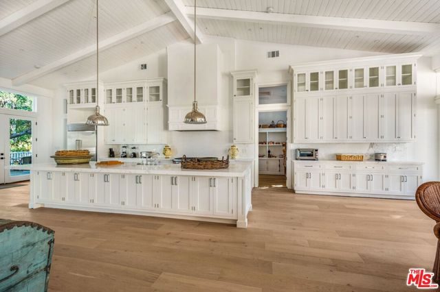 9669 Oak Pass Road, Beverly Hills CA: https://media.crmls.org/mediaz/5b822e3c-41dd-48e9-8e7d-fb32e6457f53.jpg