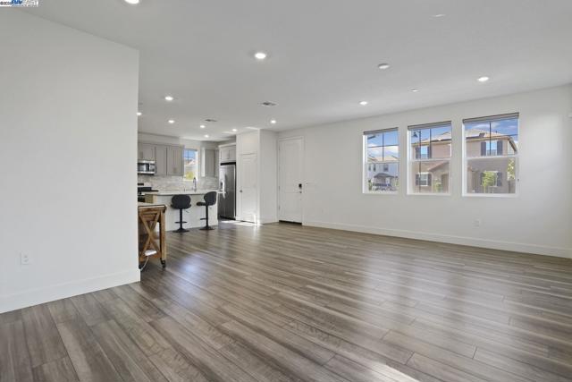 2208 Daimler St, Lathrop CA: https://media.crmls.org/mediaz/5b838ee9-33bb-4267-9dcb-c901653c0257.jpg