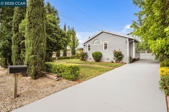 2401 Casa Way, Walnut Creek CA: https://media.crmls.org/mediaz/5b839650-d50a-4509-9db2-da63bacaddf3.jpg