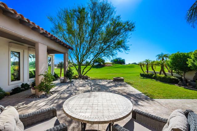 326 Loch Lomond Road, Rancho Mirage CA: https://media.crmls.org/mediaz/5b83b346-d11b-41c5-91f3-940eacf51226.jpg
