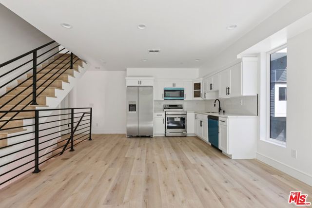 2111 1/2 Holly Drive, Los Angeles CA: https://media.crmls.org/mediaz/5b85dcf9-4bb3-41b6-9b6f-5d4056396d09.jpg