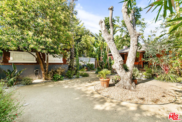 4171 Kraft Avenue, Studio City CA: https://media.crmls.org/mediaz/5b8678bd-438d-4115-aa60-279f3e9af6ec.jpg
