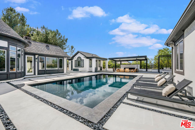 1 Falconridge Drive, Coto de Caza CA: https://media.crmls.org/mediaz/5b8789f0-fbeb-4840-a21e-ba4ad7423520.jpg