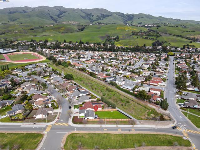1300 Cirolero St, Milpitas CA: https://media.crmls.org/mediaz/5b87d4f3-e12b-47e8-bb18-7c1e8fb8b10a.jpg