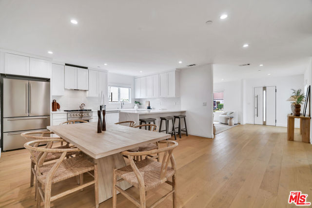 7832 Croydon Avenue, Los Angeles CA: https://media.crmls.org/mediaz/5b887174-744f-4ee7-becb-7e00d7b58e40.jpg