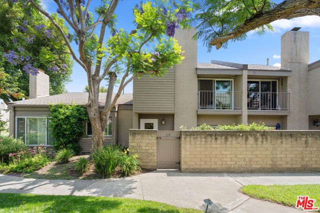 28 Village, Santa Monica CA: https://media.crmls.org/mediaz/5b891d98-0958-4d3d-84a8-e346a37b81bb.jpg