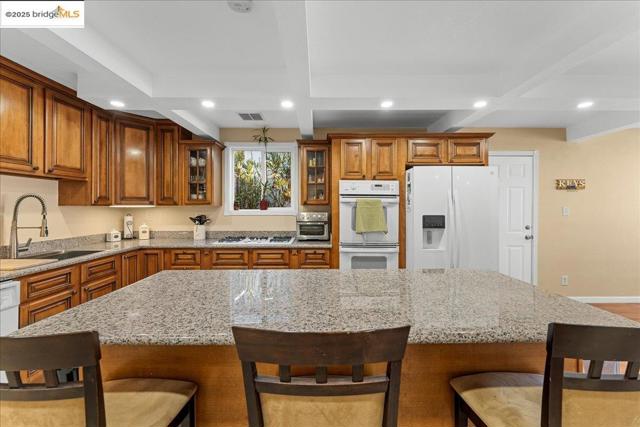 18943 Crest Ave, Castro Valley CA: https://media.crmls.org/mediaz/5b89ecc5-3586-431c-a761-23bff4fc9ec9.jpg