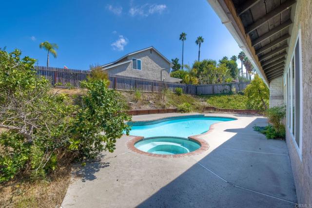 Detail Gallery Image 4 of 35 For 6428 El Perico Ln, Carlsbad,  CA 92009 - 4 Beds | 2 Baths