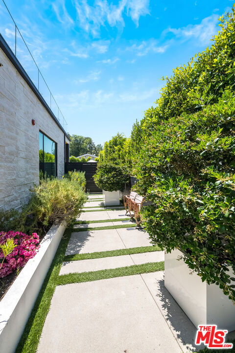 11258 Laurie Drive, Studio City CA: https://media.crmls.org/mediaz/5b8a8b12-5970-426e-b69c-7579b370f6e3.jpg