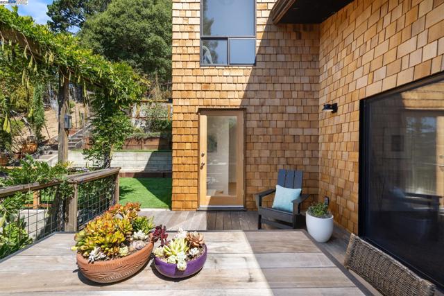 5708 Colton Blvd, Oakland CA: https://media.crmls.org/mediaz/5b8a9329-ca14-4914-9dc3-c9641937ad04.jpg