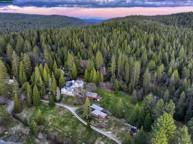 11417 Red Dog Rd, Nevada City CA: https://media.crmls.org/mediaz/5b8ae593-f3e2-40c9-8d49-ab06013a7d96.jpg