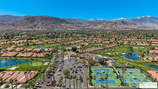 34 Camino Arroyo Place, Palm Desert CA: https://media.crmls.org/mediaz/5b8b2358-ce8f-424b-9cd3-1bba6d070953.jpg