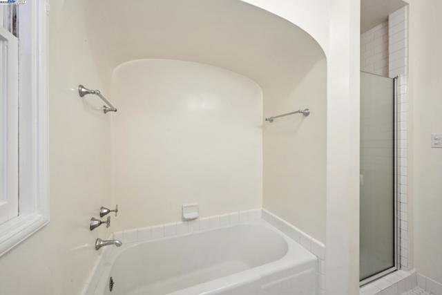 1658 Gouldin Rd, Oakland CA: https://media.crmls.org/mediaz/5b8bda39-1f3c-4bbf-affb-dc65ef0b92f8.jpg