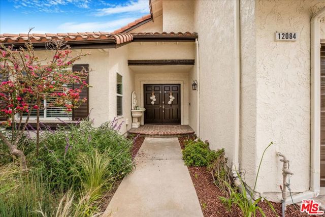 12084 London Grove Court, Moorpark CA: https://media.crmls.org/mediaz/5b8c48a4-d815-4bd8-8d62-33760e3cd5af.jpg