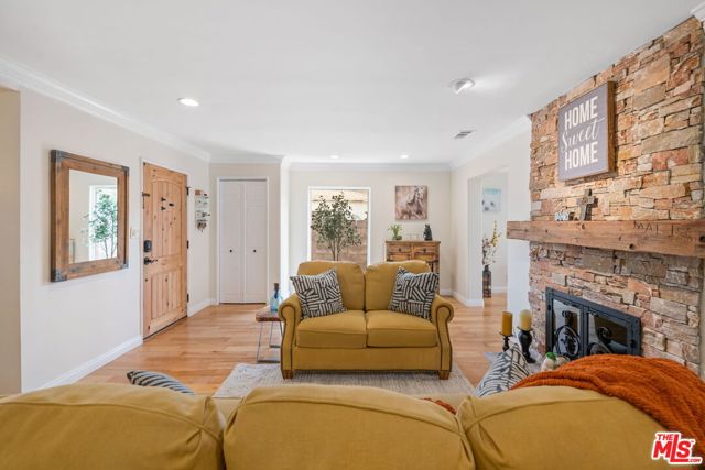 521 S Parish Place, Burbank CA: https://media.crmls.org/mediaz/5b8cdefc-66d5-4f17-9ee7-1a1a61a5303c.jpg