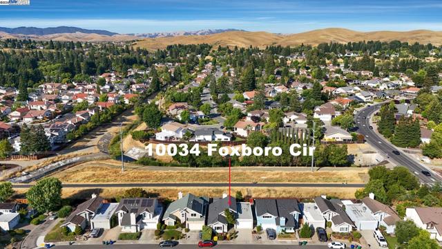 10034 Foxboro Cir, San Ramon CA: https://media.crmls.org/mediaz/5b8cdfb0-8aee-4a0d-ab31-85eeda1d0a0f.jpg