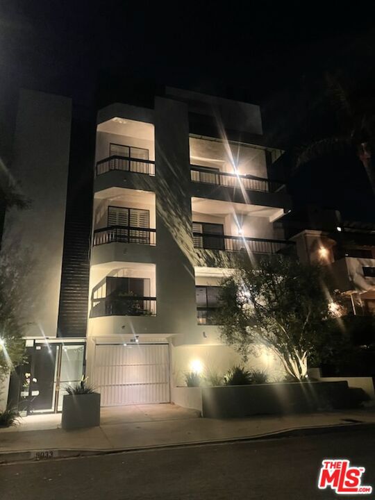 9033 VISTA GRANDE Street, West Hollywood CA: https://media.crmls.org/mediaz/5b8d3552-b21b-4dab-81f9-41ffea5e8e77.jpg