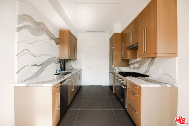 1302 Sweetzer Avenue, West Hollywood CA: https://media.crmls.org/mediaz/5b8d7ad7-cffc-4ce6-8730-9ec839313abb.jpg