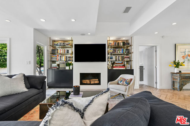 2137 Sunset Plaza Dr. photo 16
