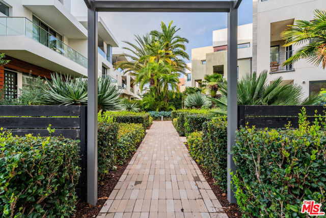 5929 Coral Place, Playa Vista CA: https://media.crmls.org/mediaz/5b8ed780-c11a-4f30-87ea-de799417f296.jpg