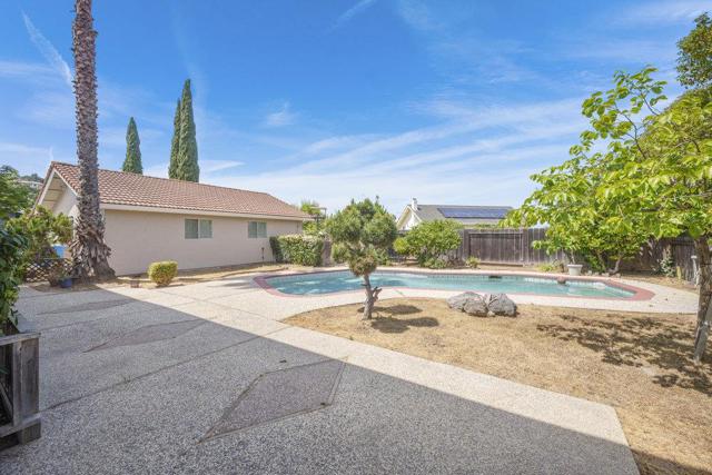 1711 Mantelli Drive, Gilroy CA: https://media.crmls.org/mediaz/5b8ff42b-b0f8-4ee1-bdf9-325e4963736d.jpg